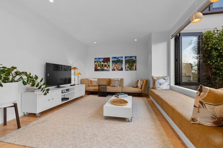 Photo of property in 14b Alfred Street, Northcote Point, Auckland, 0627