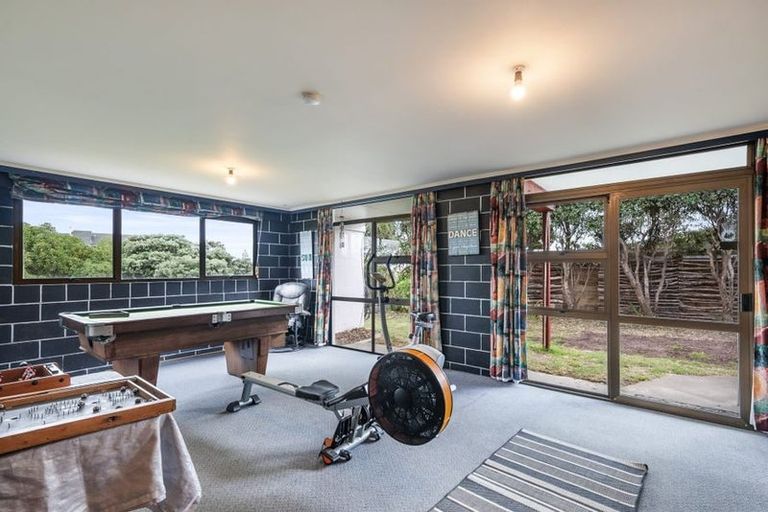 Photo of property in 15 Frimley Terrace, Waikanae Beach, Waikanae, 5036