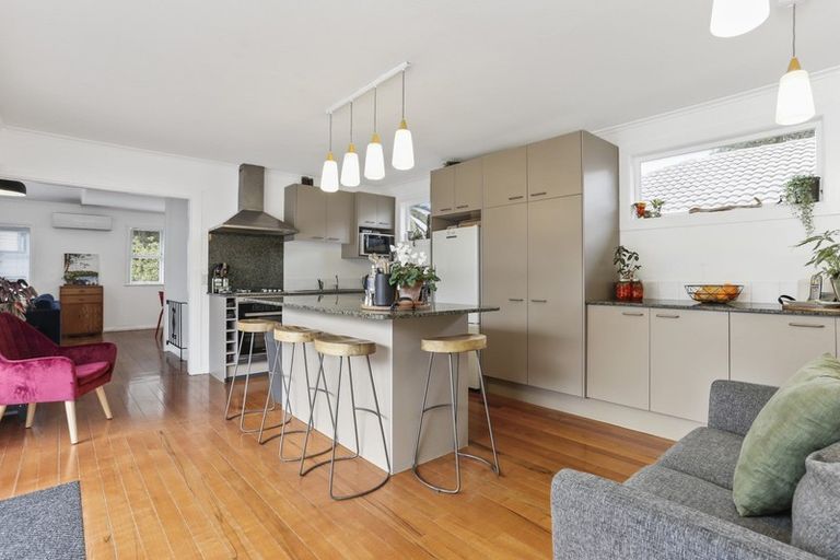 Photo of property in 21 Lyons Avenue, Murrays Bay, Auckland, 0630