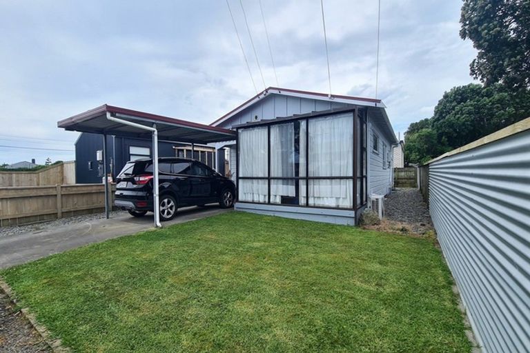 Photo of property in 9 Domett Street, Opunake, 4616