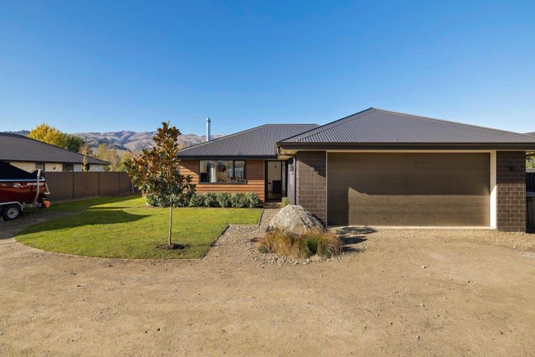 Photo of property in 32 Stratford Drive, Mount Pisa, Cromwell, 9383