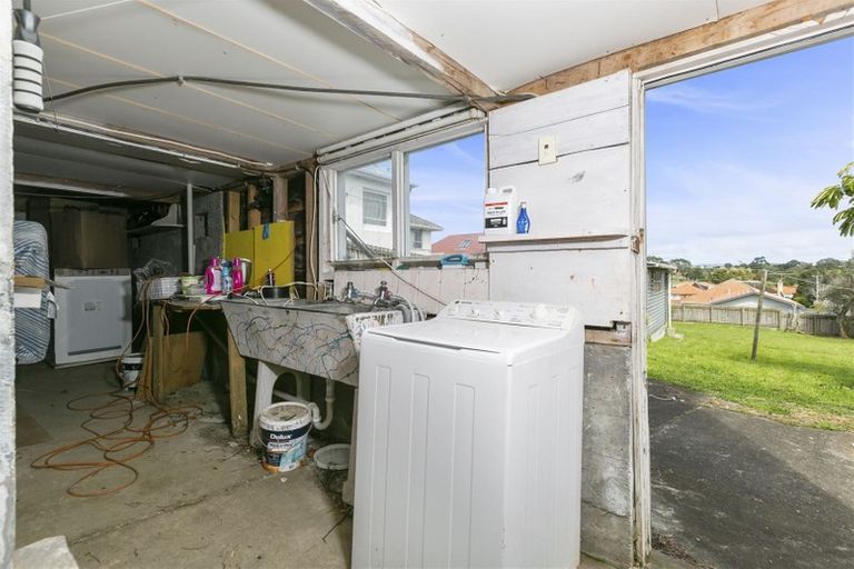 Photo of property in 17 Staveley Avenue, Mount Roskill, Auckland, 1041