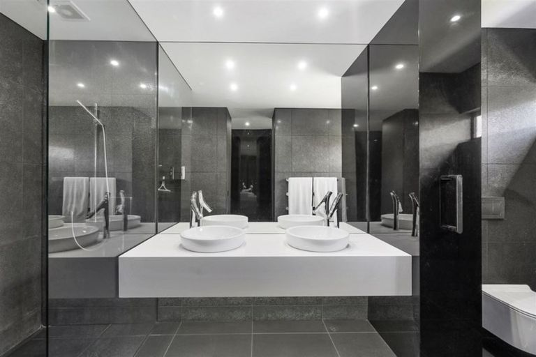 Photo of property in 116 Aikmans Road, Merivale, Christchurch, 8014