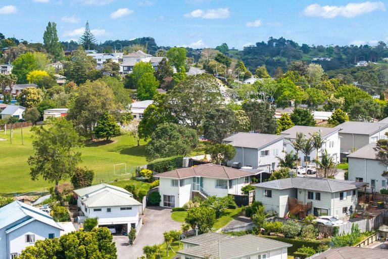 Photo of property in 1/39 Camrose Place, Glenfield, Auckland, 0629