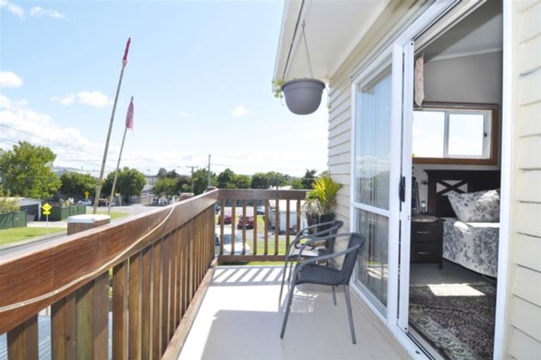 Photo of property in 2a Bamboo Grove, Kelston, Auckland, 0602