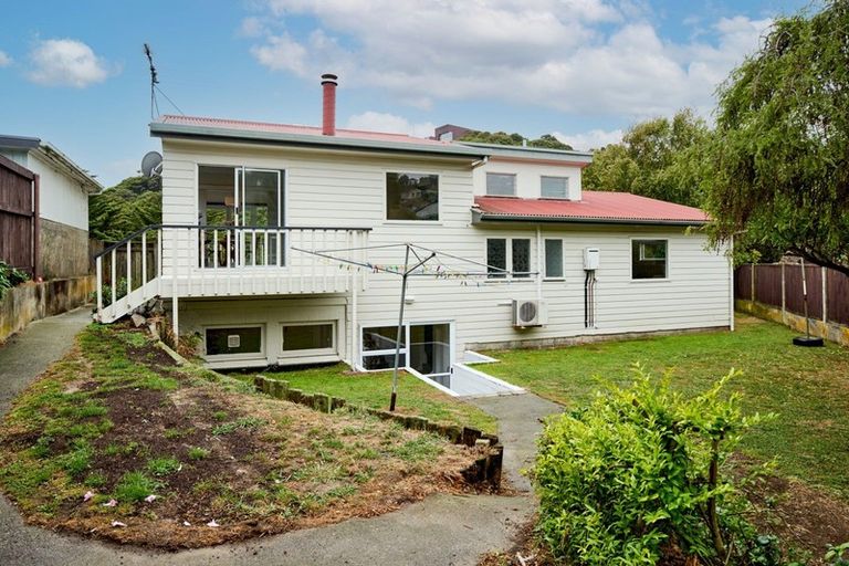 Photo of property in 46 Grays Road, Plimmerton, Porirua, 5026
