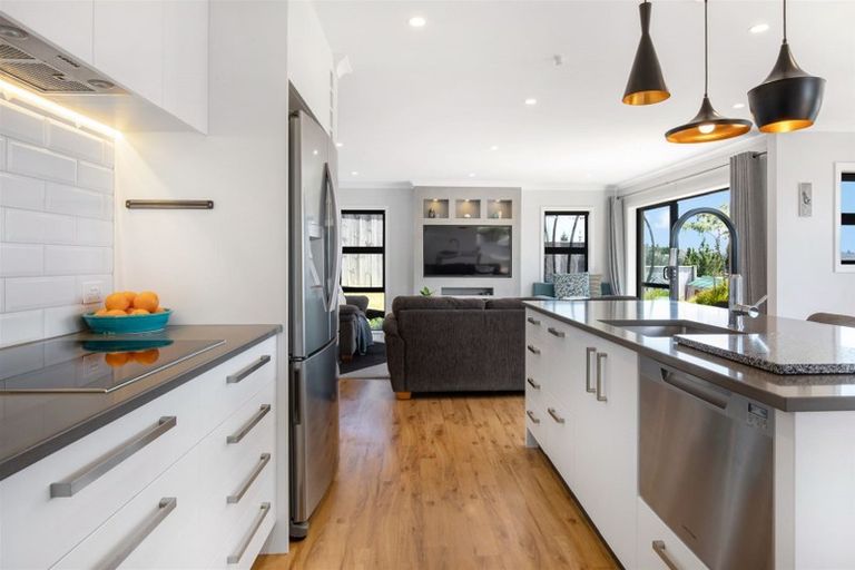 Photo of property in 20 Pacific View, Whitby, Porirua, 5024