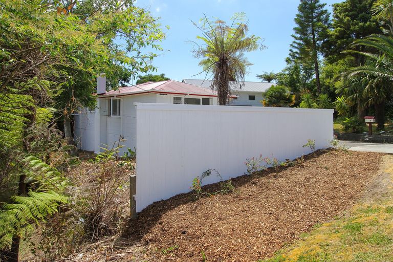 Photo of property in 16 Parrs Cross Road, Henderson, Auckland, 0612