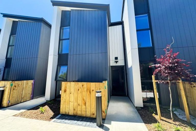 Photo of property in 3/79 Edmonton Road, Henderson, Auckland, 0612
