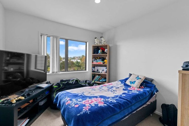 Photo of property in 4/36 West Coast Road, Glen Eden, Auckland, 0602