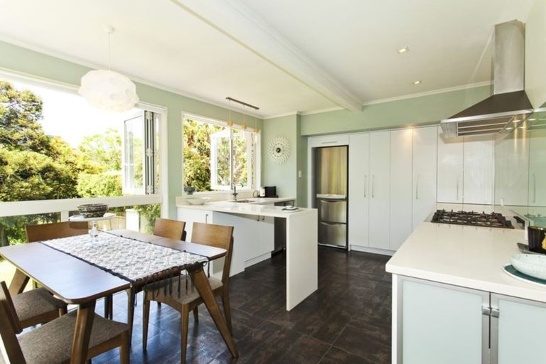 Photo of property in 39 Lyons Avenue, Murrays Bay, Auckland, 0630