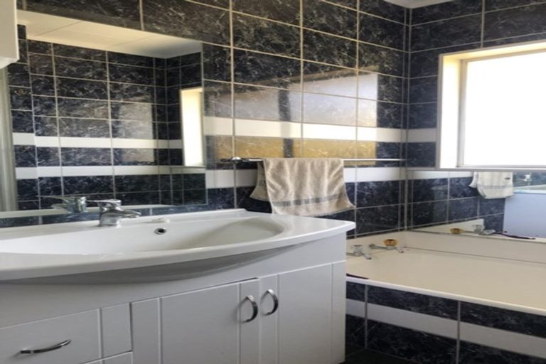 Photo of property in 5 Talavera Place, Te Atatu South, Auckland, 0602