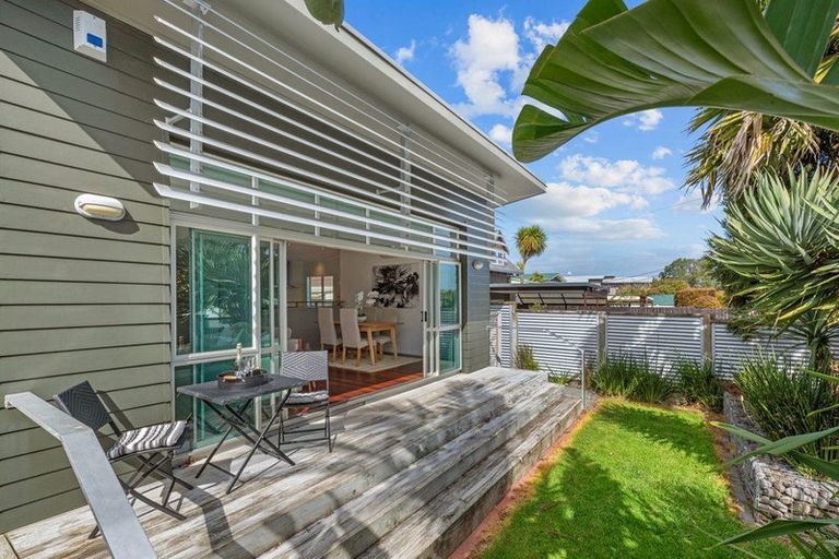 Photo of property in 2/2 Salem Place, Torbay, Auckland, 0630