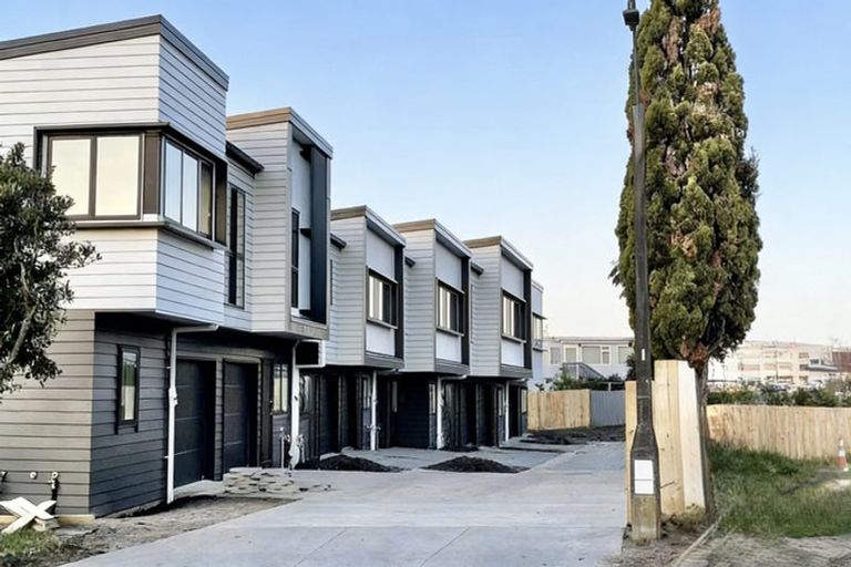 Photo of property in 15b Pipitea Place, Massey, Auckland, 0614