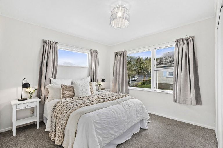 Photo of property in 16 Stewart Drive, Newlands, Wellington, 6037