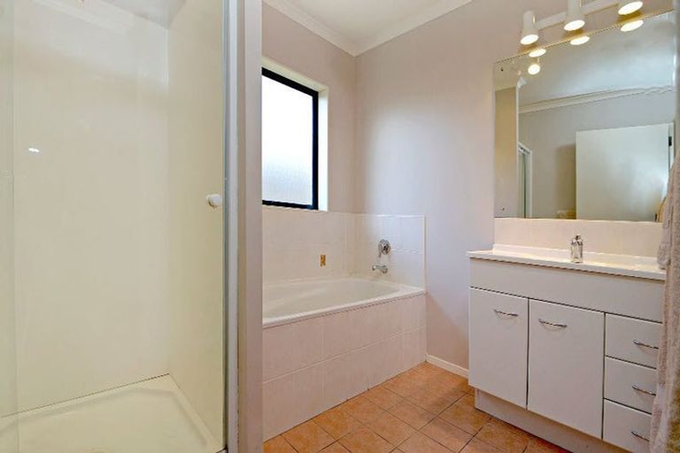 Photo of property in 16 Carisbrook Crescent, Papakura, 2110