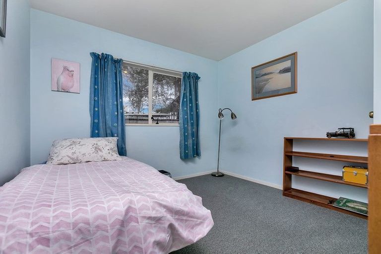 Photo of property in 2/218 Sunnynook Road, Totara Vale, Auckland, 0627