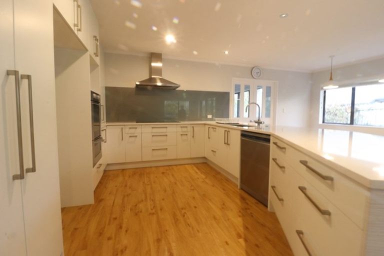 Photo of property in 12 Thomas Hamer Place, Greenhithe, Auckland, 0632