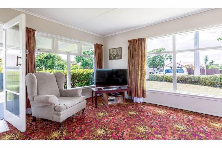 Photo of property in 11 Archlynn Road, Kelston, Auckland, 0602