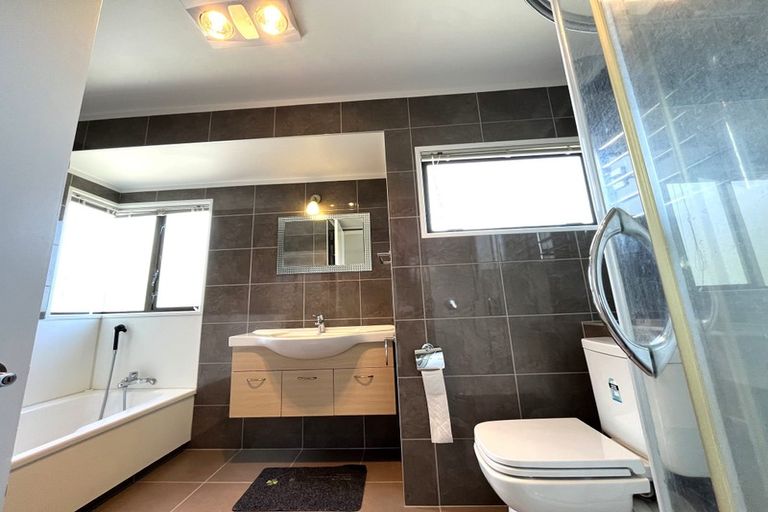 Photo of property in 2/7 Eske Place, Highland Park, Auckland, 2010