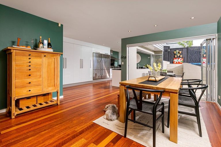 Photo of property in 20a Hebron Road, Waiake, Auckland, 0630