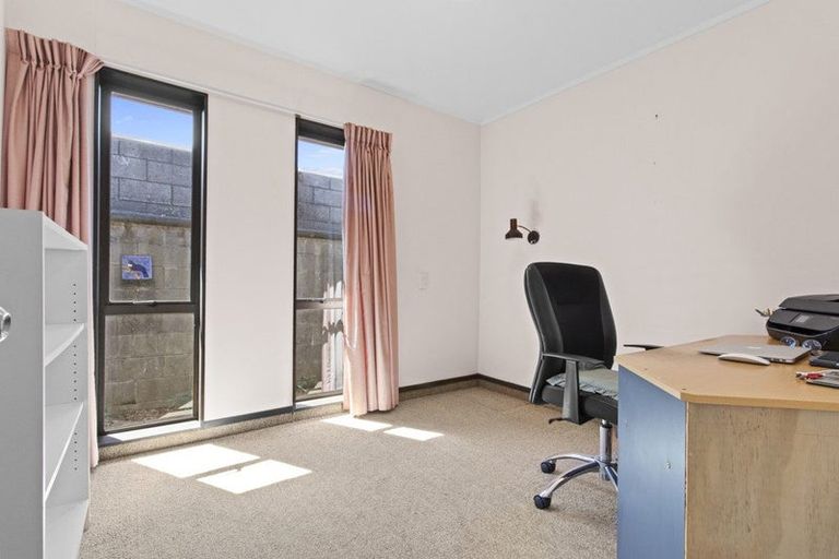 Photo of property in 12 Tamati Place, Merrilands, New Plymouth, 4312