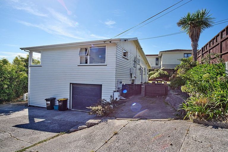 Photo of property in 17 Horokiwi Road West, Newlands, Wellington, 6037