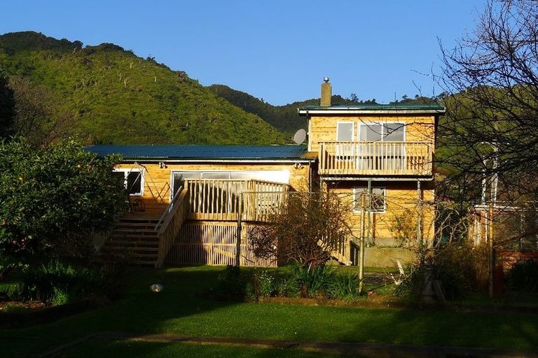 Photo of property in 64 Seddon Street, Waikanae, 5036