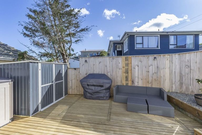 Photo of property in 27a Mexted Terrace, Tawa, Wellington, 5028