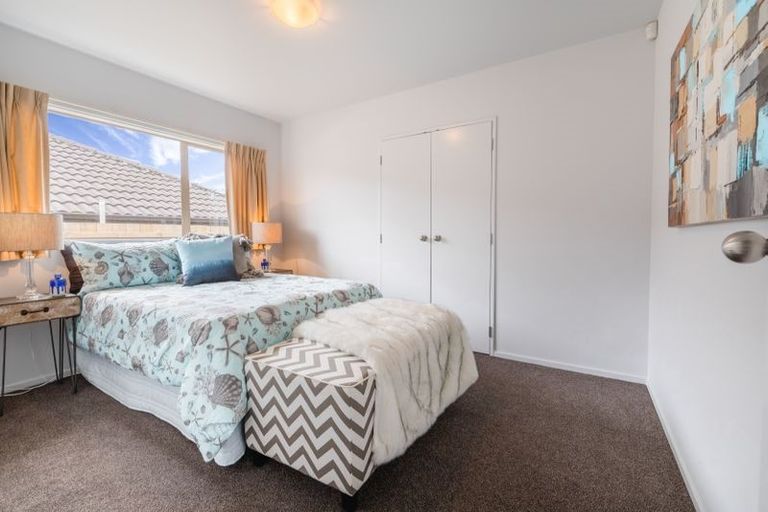 Photo of property in 7b Woodbank Drive, Glen Eden, Auckland, 0602