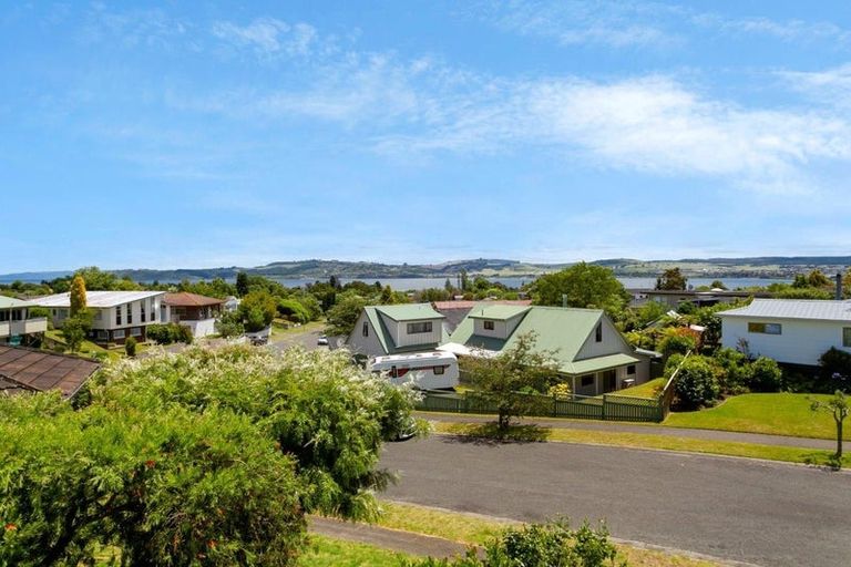 Photo of property in 2 Golders Place, Richmond Heights, Taupo, 3330