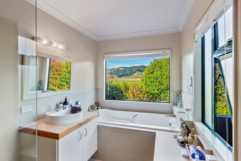 Photo of property in 389 Tararua Road, Levin, 5571