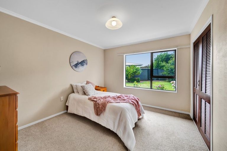 Photo of property in 19 John Guthrie Place, Merrilands, New Plymouth, 4312