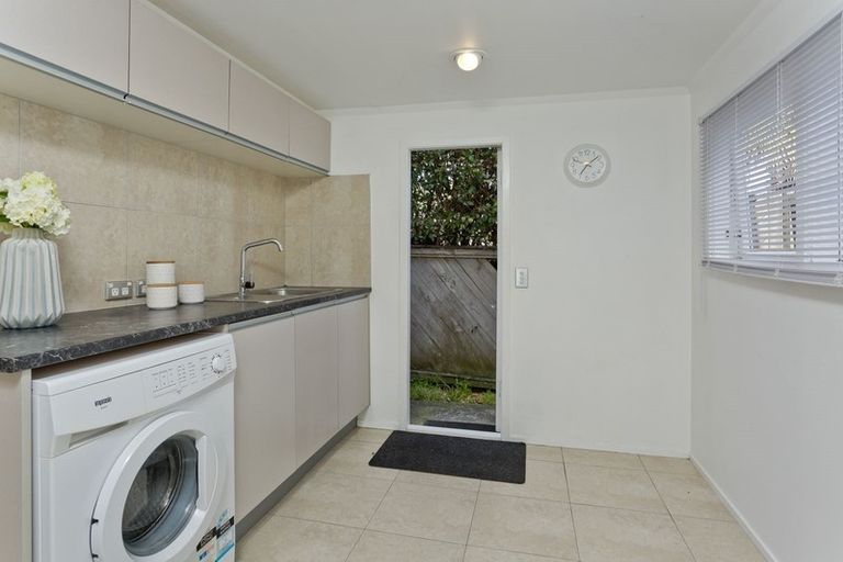 Photo of property in 1/160 East Coast Road, Forrest Hill, Auckland, 0620