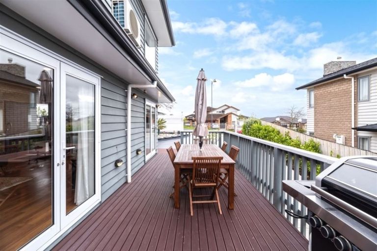 Photo of property in 92 Lake Panorama Drive, Henderson Valley, Auckland, 0612