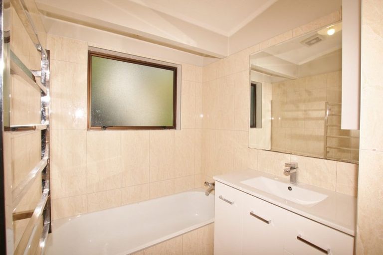 Photo of property in 15 Stephen Avenue, Henderson, Auckland, 0610