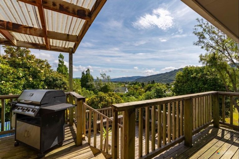 Photo of property in 32 Vista Crescent, Maoribank, Upper Hutt, 5018