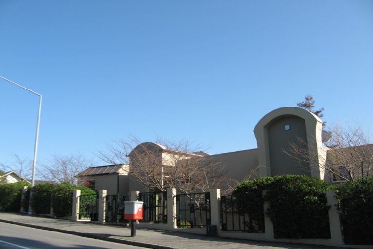 Photo of property in 32 Dyers Pass Road, Cashmere, Christchurch, 8022