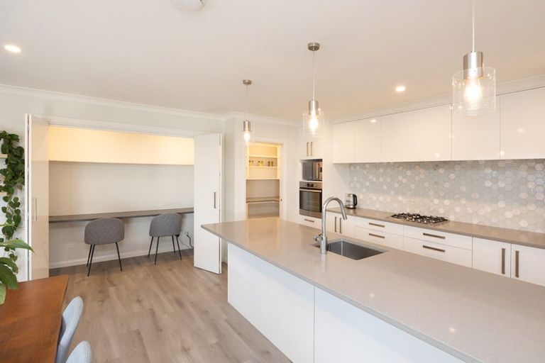 Photo of property in 6 Atlantic Drive, Fitzherbert, Palmerston North, 4410