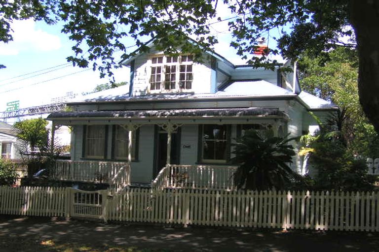 Photo of property in 1 Alma Street, Northcote Point, Auckland, 0627