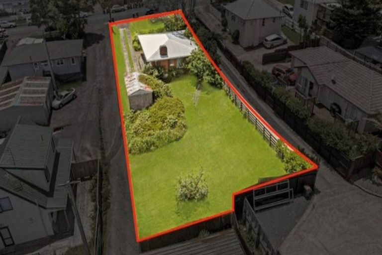 Photo of property in 75 Awaroa Road, Sunnyvale, Auckland, 0612