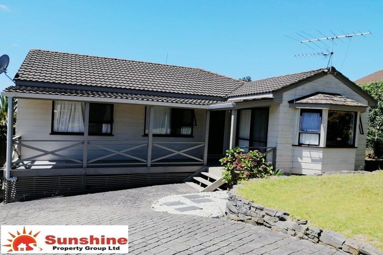 Photo of property in 11 Meadowood Drive, Unsworth Heights, Auckland, 0632