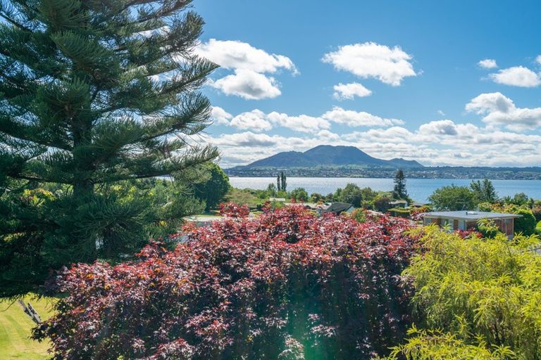 Photo of property in 6 Earle Place, Acacia Bay, Taupo, 3330