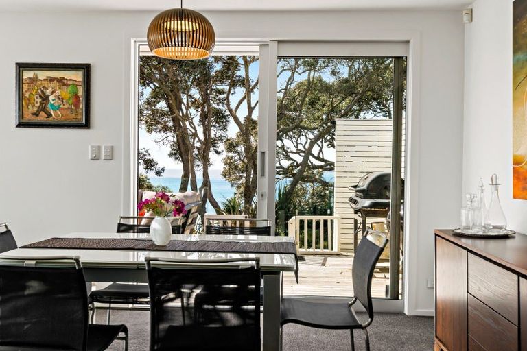 Photo of property in 33 Chelverton Terrace, Red Beach, 0932