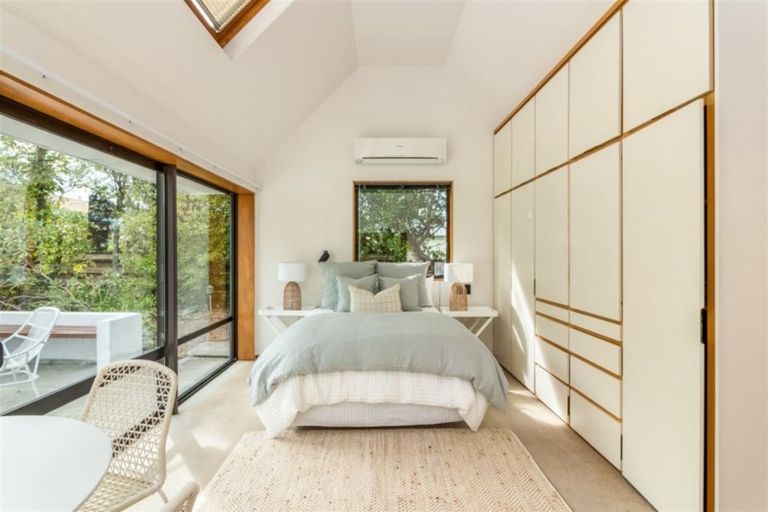 Photo of property in 100 Beachville Road, Redcliffs, Christchurch, 8081