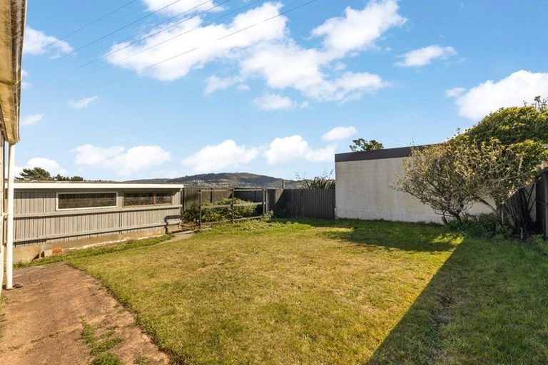 Photo of property in 28 Edgecombe Street, Newlands, Wellington, 6037