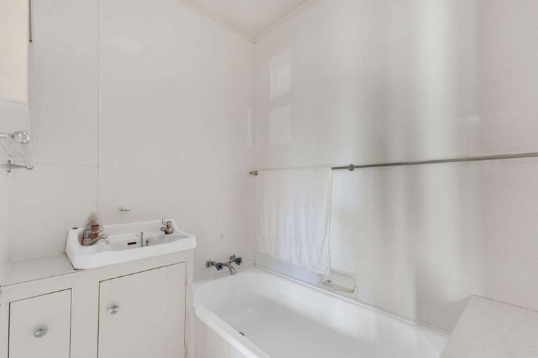 Photo of property in 27 South Road, Moturoa, New Plymouth, 4310