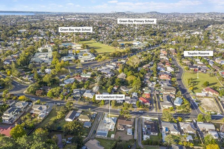 Photo of property in 42 Castleford Street, Green Bay, Auckland, 0604