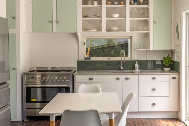 Photo of property in 70 Queens Drive, Oneroa, Waiheke Island, 1081