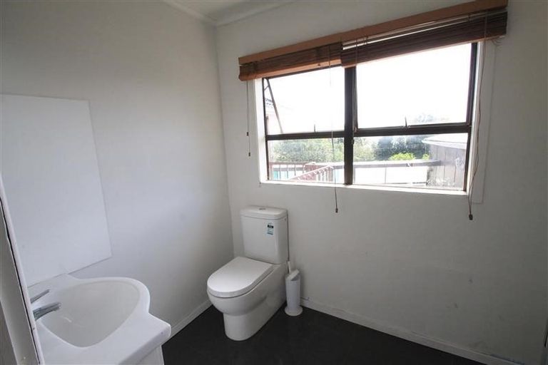 Photo of property in 17 Kirrie Avenue, Te Atatu South, Auckland, 0610